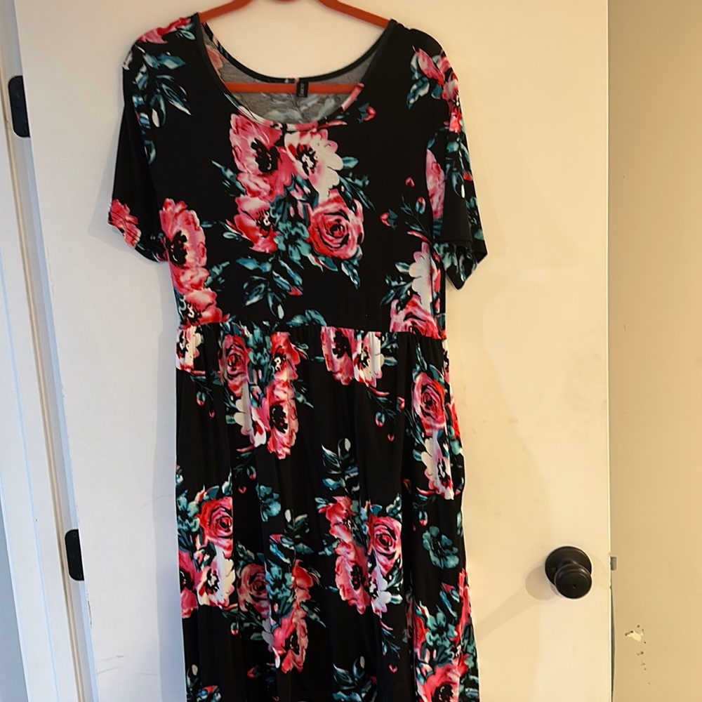 Adorable black and pink floral swing dress with pockets size XXL